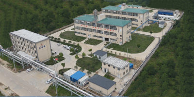 湖北梦邦阳新材料有限公司项目擂响建设的鼓声，施工方抢工期、擂质量、抓进度，推动项目早日投产、早出效益。